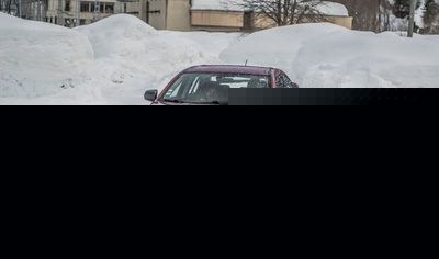 Voiture sur un circuit de glace à Tignes